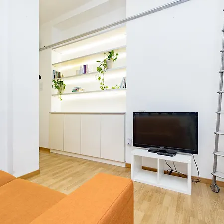 Minimal apartment near Bocconi University-3